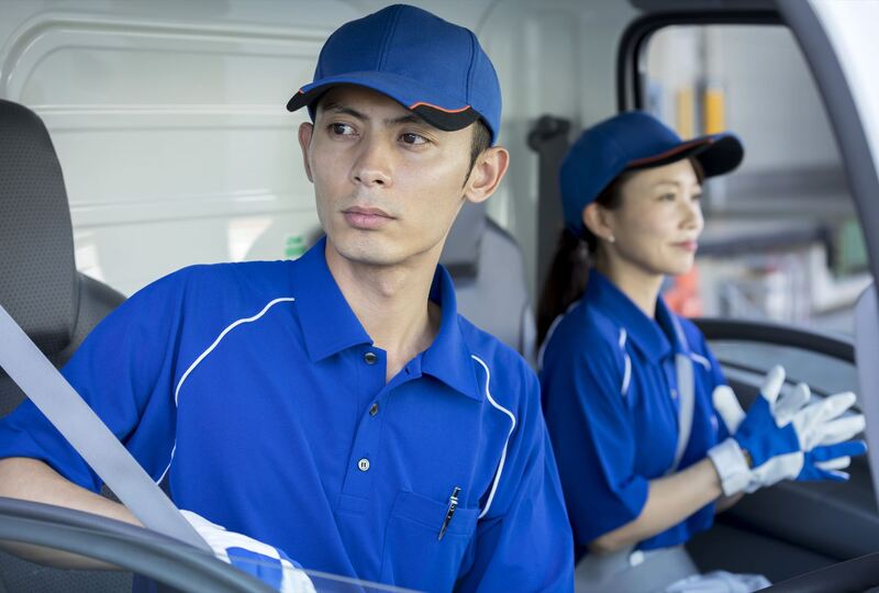 配送先に到着したスタッフ
